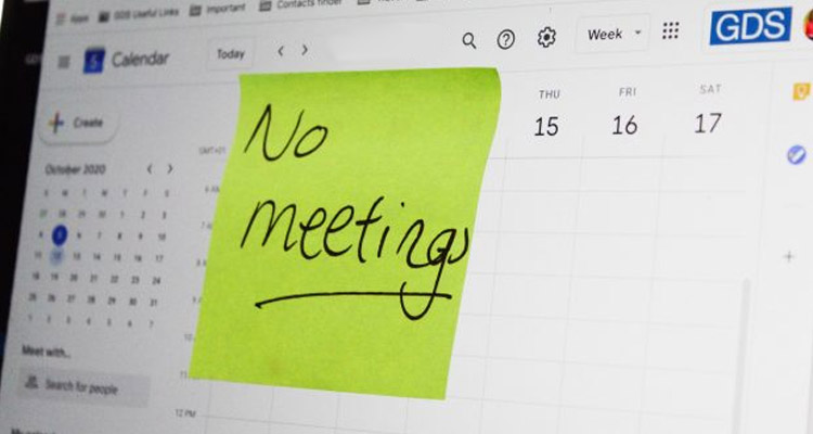computer screen with a sticky note that says No meetings